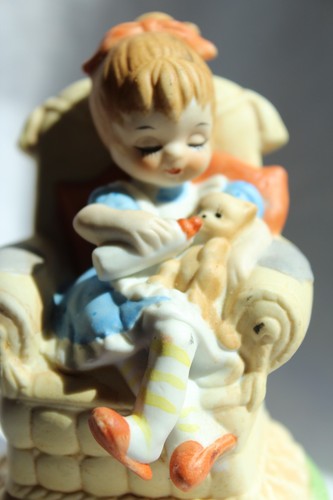 Statuina gattino vintage Lefton "Dollhouse Collection" ragazza in sedia 4"T - Foto 3 di 14