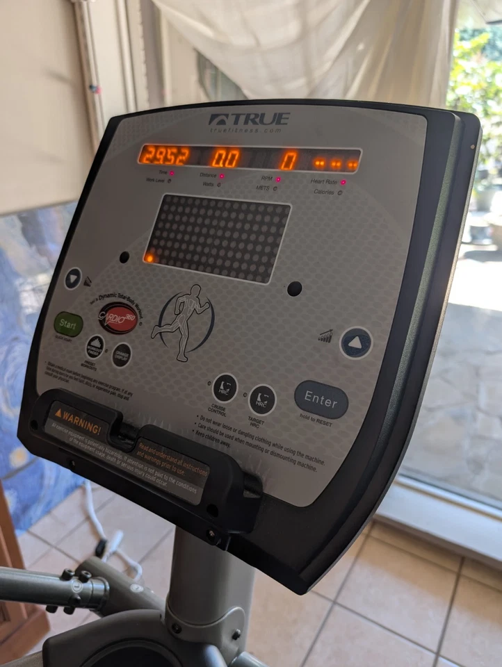 Máquina elíptica VERDADEIRA Fitness M30. Levemente usado funciona muito bem. - Imagem 2 de 4