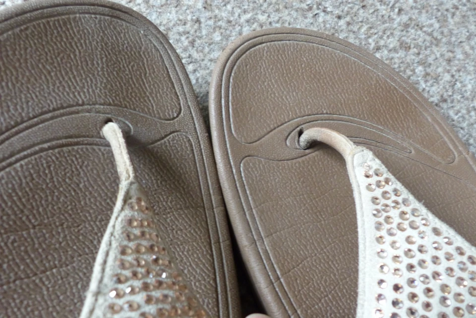 FITFLOP size 6 / 39 beige sparkly toe-post flip-flops - Image 4 of 4