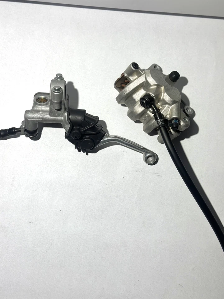 Pinza de cilindro maestro de freno delantero OEM Yamaha 2020-26 YZ125 YZ250F YZ450F  Foto 2 de 4