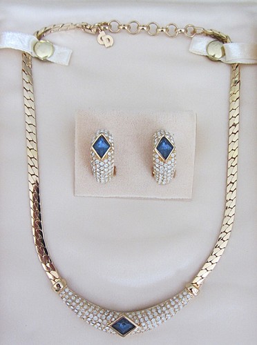 CHRISTIAN DIOR SIGNED GOLD-TONE NECKLACE w/CHRYSTAL STONES & MATCHING EARRINGS