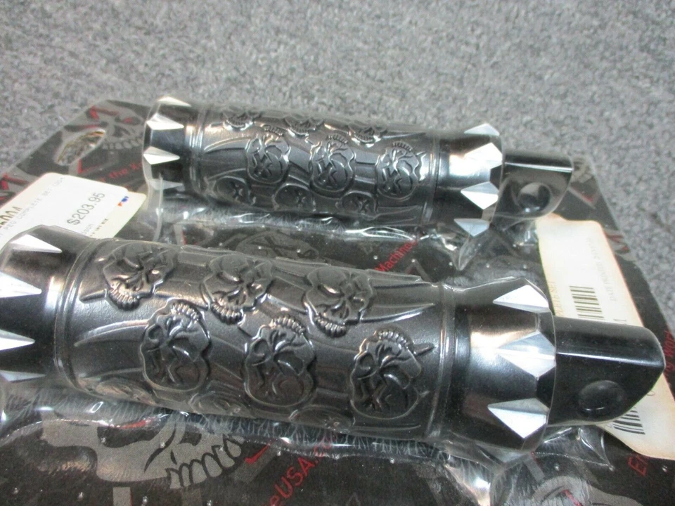 Clavijas de pie Xtreme Machine corte en V para Harley Davidson Foto 3 de 4