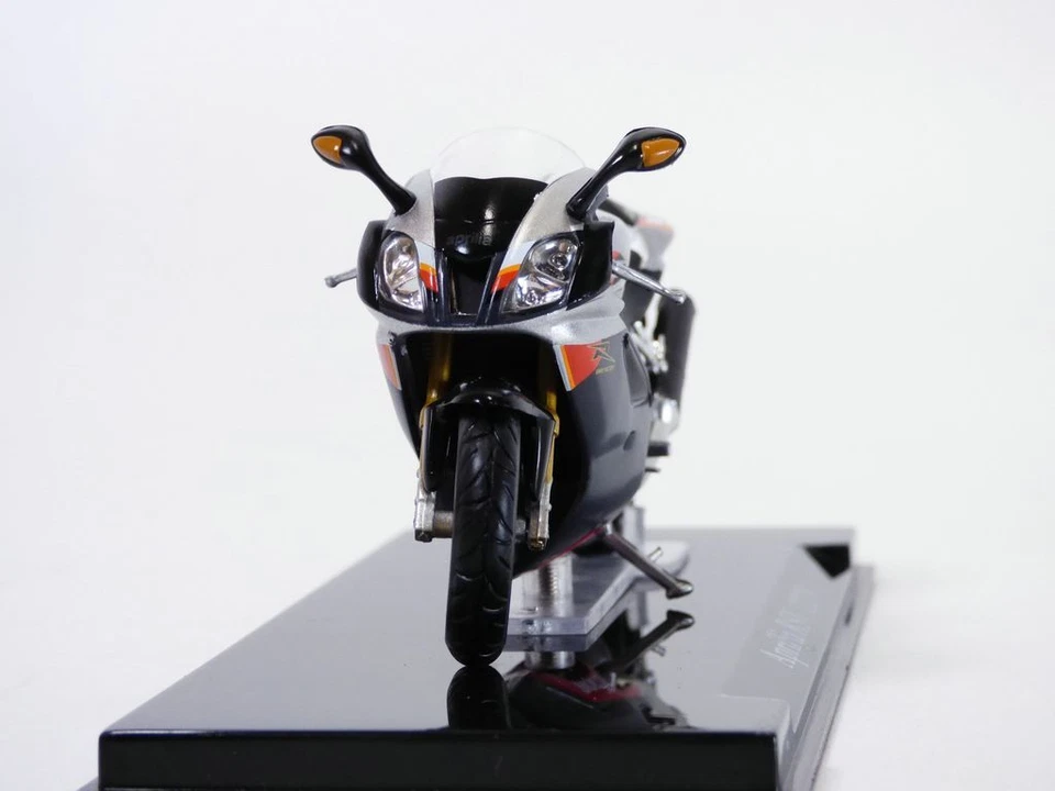 Moto APRILIA RSV1000R gris 1/24 2004 - Photo 4/4
