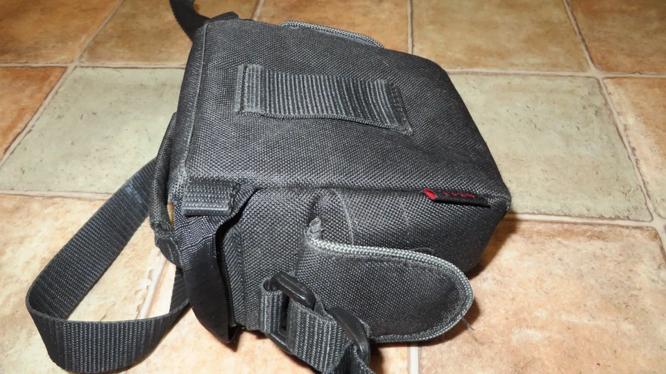 SMALL TAMRAC 3320 CAMERA CASE, GOOD USED CONDITION - Image 2 of 3