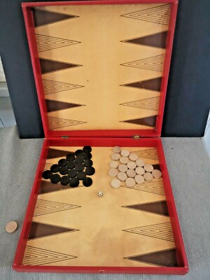Ancienne mallette de jeu: dames, jeu de l'oie..etc ... En carton