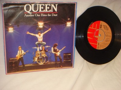 QUEEN - Another One Bites The Dust / Dragon Attack - 7'' Vinyl Single *EMI 5102*