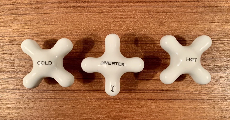 Antiguo grifo de porcelana asas cruzadas desviador de ducha bañera vintage usado en excelente estado auténtico Foto 2 de 4