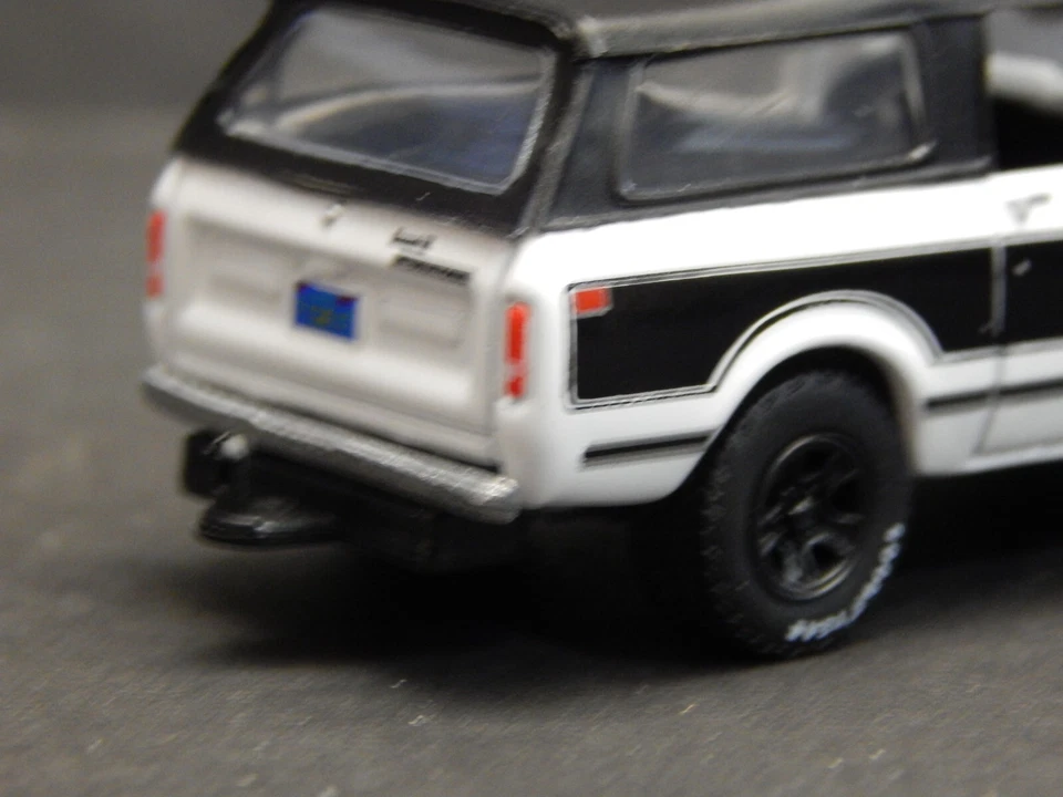 '77 1977 IH Scout II 4X4 techo blando V8 blanco negro borde diorama réplica 1/64 muy buen estado Foto 4 de 4