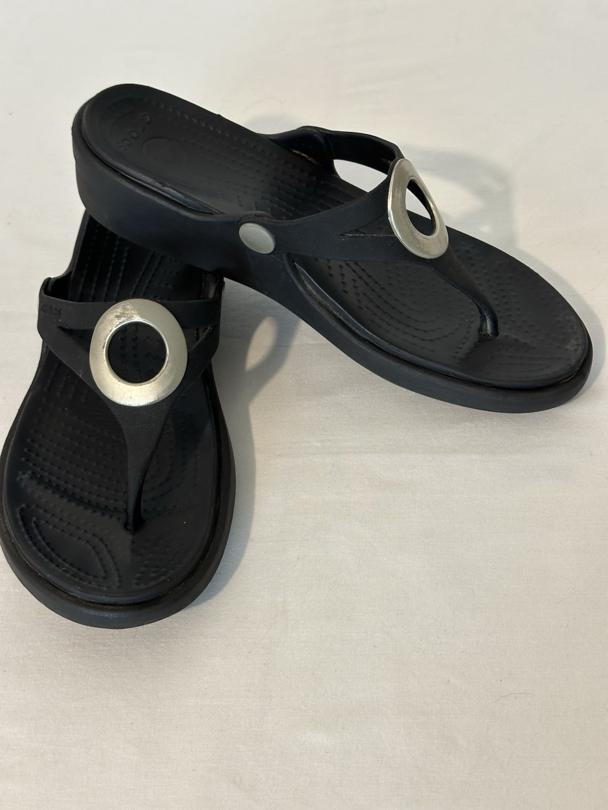 Crocs Sanrah Circle Slide Womens Size 6 Black Wedge Thong Sandals