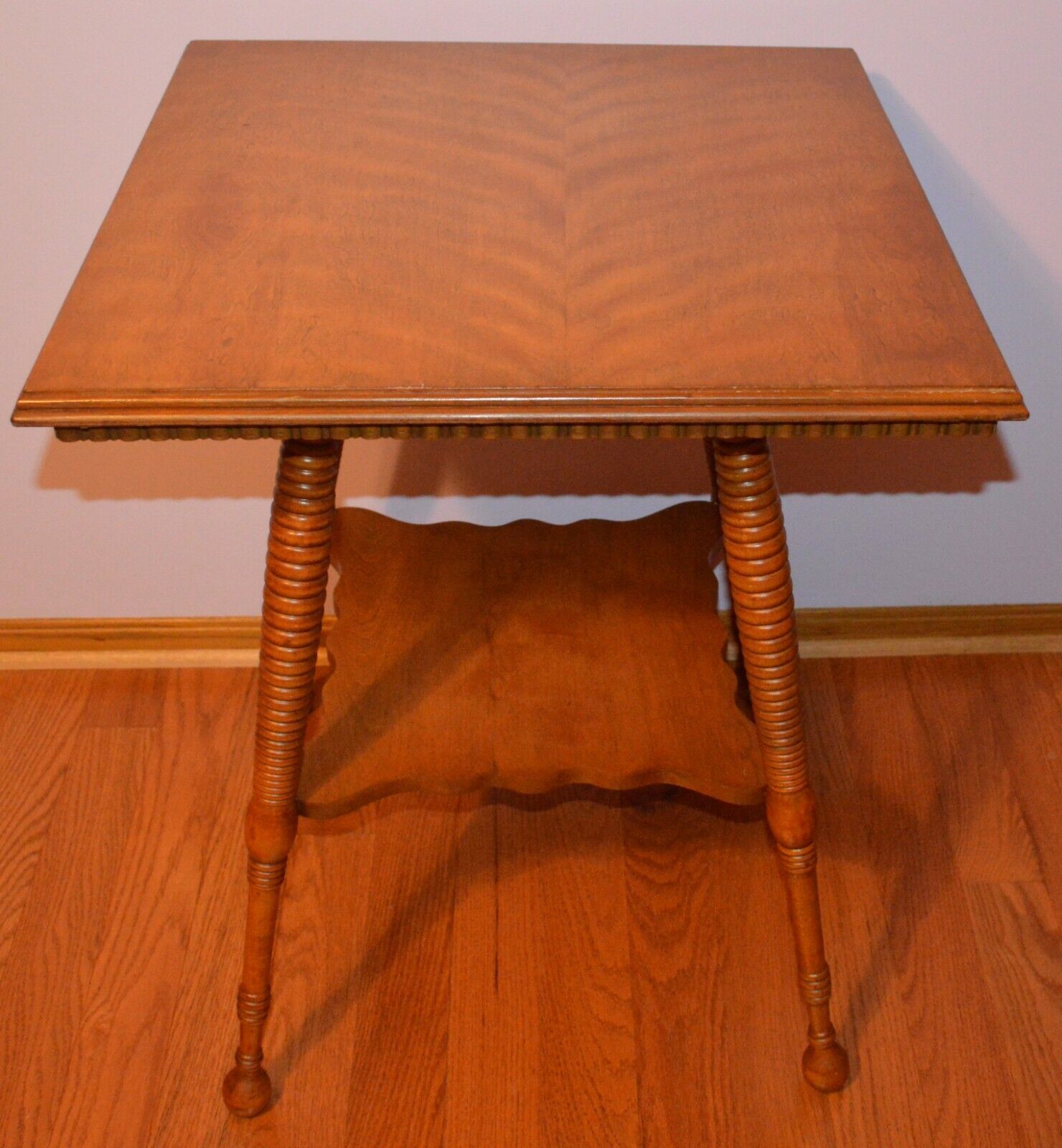 VINTAGE ANTIQUE 2 TIER SIDE PARLOR TABLE WITH TURNED LEGS