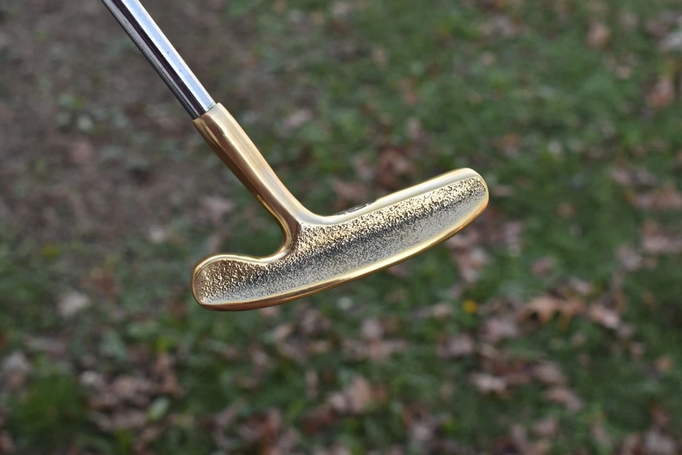 Stunning Gold Wilson GM 880B Blade Putter / Milled Engraved B Knuckles / RH 35" - Image 2 of 4