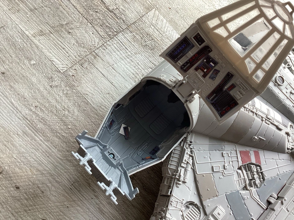 Star Wars Hasbro The Force Awakens Millenium Falcon Rasender Falke / Mit Figuren - Bild 2 von 4