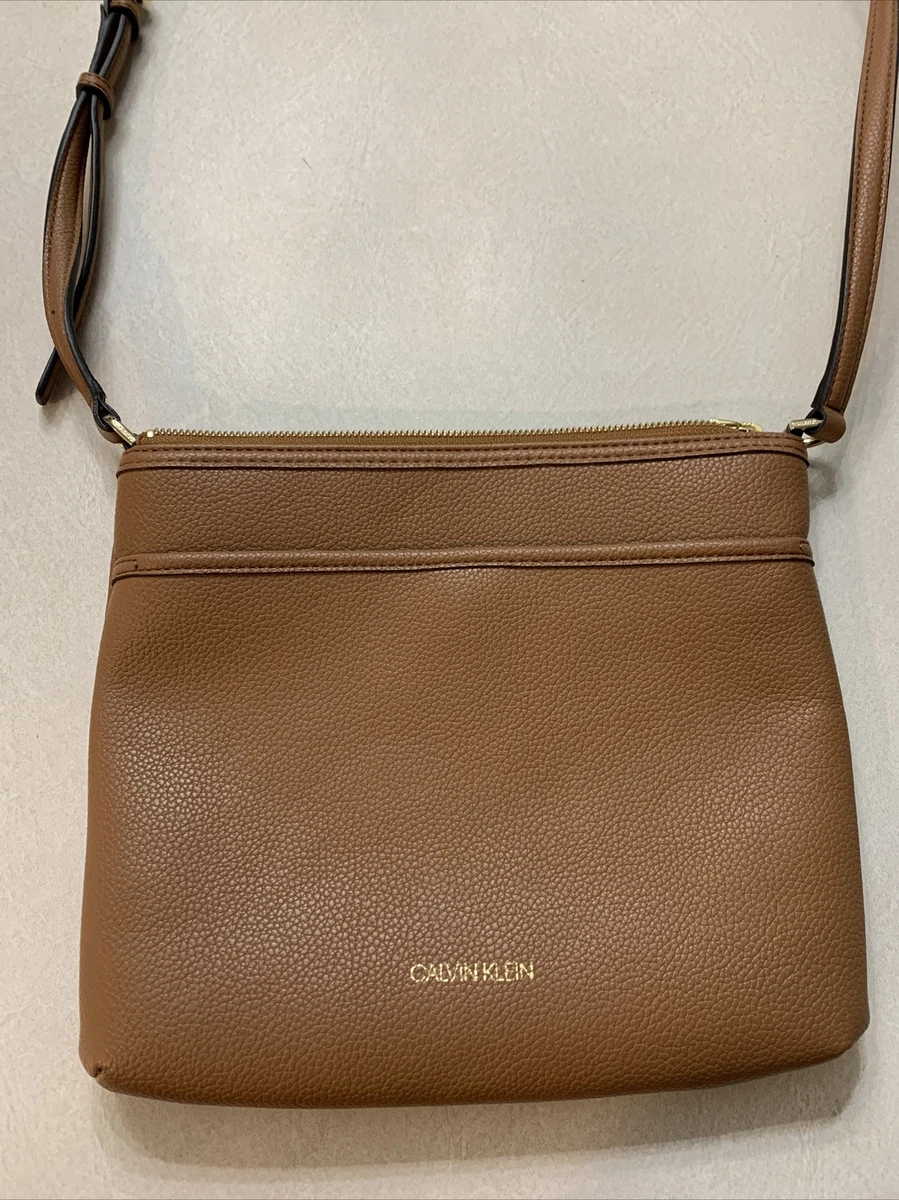 CALVIN KLEIN - Women's chain-strap camera pouch - GH-Stores.com