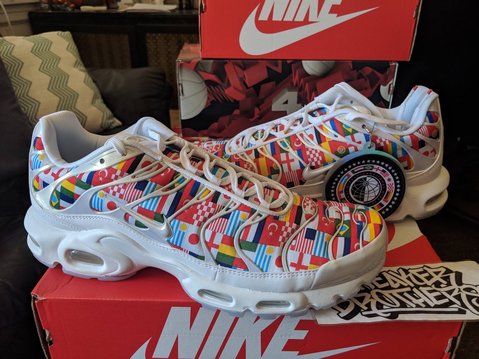 Nike Air Max Plus NIC QS International World Cup Flag White Multi AO5117-100 Men Nike Air Max Plus NIC QS International World Cup Flag White Multi AO5117-100 Men
