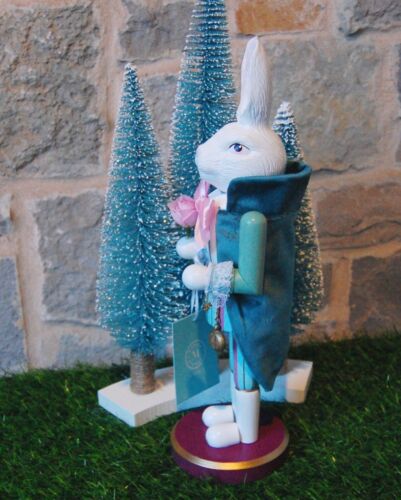 Cascanueces Martha Stewart Conejo de Pascua Nuevo con Etiquetas 14" de Alto Sombrerero Loco Conejo Arco Rosa - Imagen 2 de 4