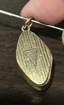 VICTORIAN 2.83g BB Co. GOLD FILL HAIR ASHES MEMORIAM LOCKET PENDANT MONO