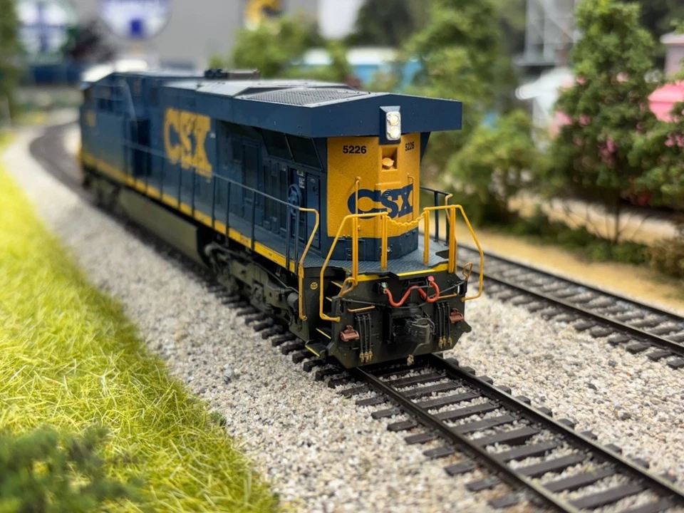 (HO) Athearn Genesis CSX YN3 ES44DC #5226 Weathered LokPilot v5 Non-Sound DCC - Image 3 of 4