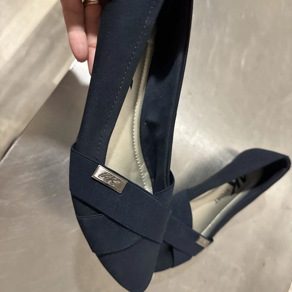 Zapatos deportivos para mujer Ann Klein talla 7/M azul marino sin cordones punta plana Foto 3 de 4