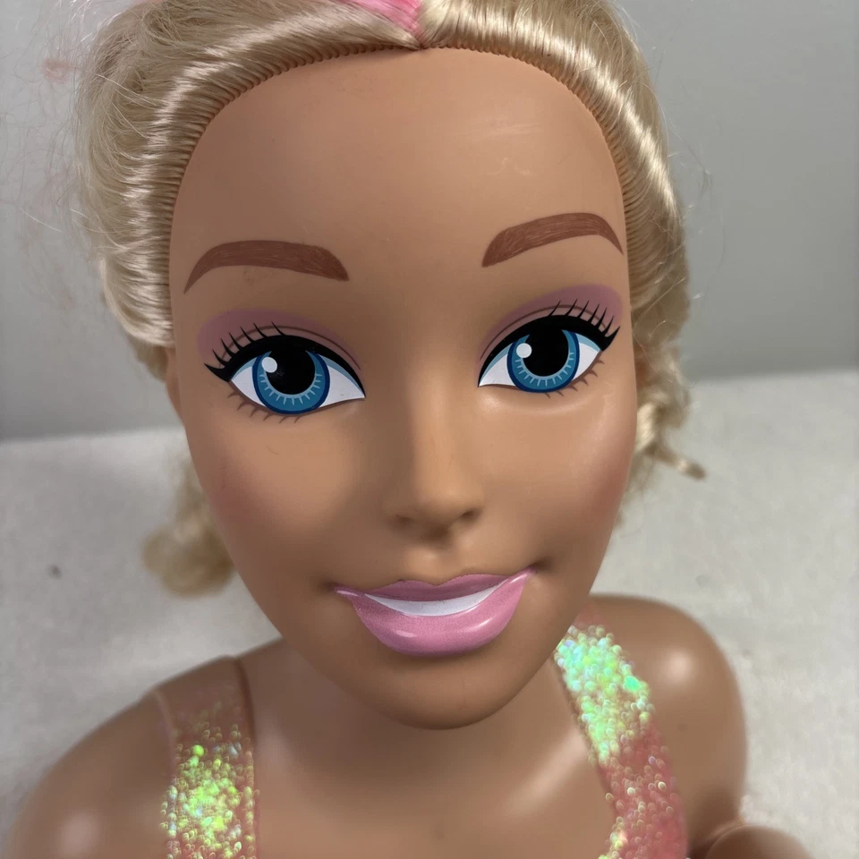 2016 Barbie Styling Head por Just Play–Cabelo encaracolado listras rosa-Unhas de manicure - Imagem 2 de 4