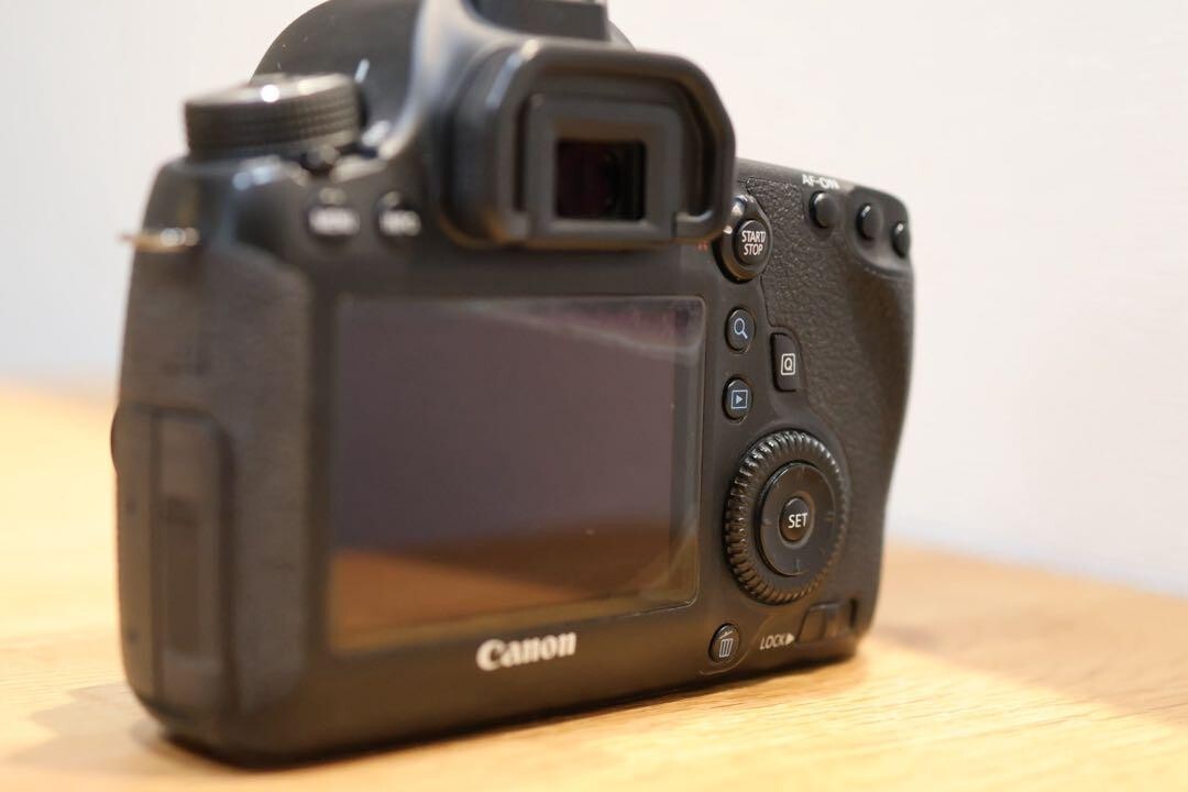 Canon EOS 6D Black 20.2MP DSLR Camera w/EF50mm F1.8 STM Lens Kit