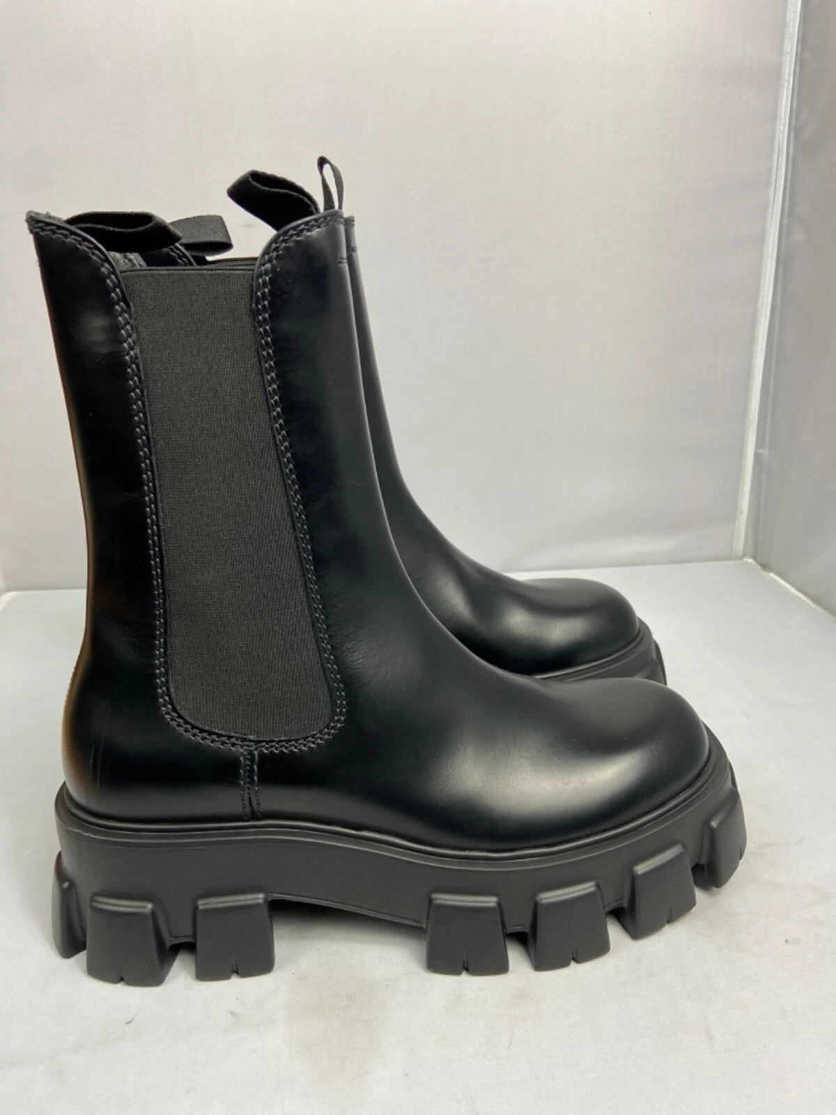 Stivali chelsea Prada Monolith in pelle spazzolata M7