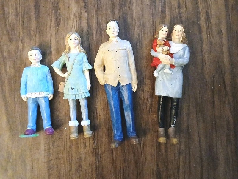 Mayberry Street Miniatures Resin Family 4 Pc Set Dollhouse Figures 