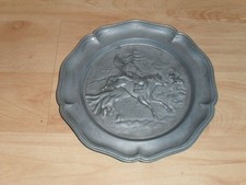 Zinnteller Wandteller mit Relief aus Zinn springendes Pferd Mensch Stempelmarke