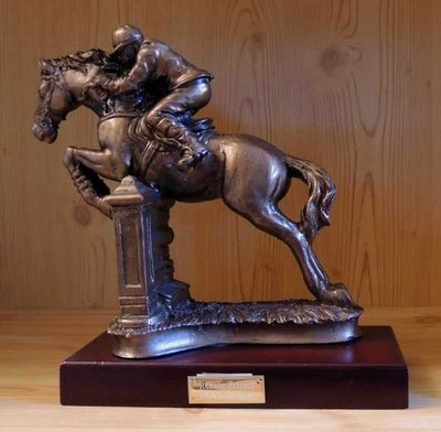1 Springreiten Reitsport Figur aus Resin 28cm mit Gravur #2235 (Pferde Turnier)
