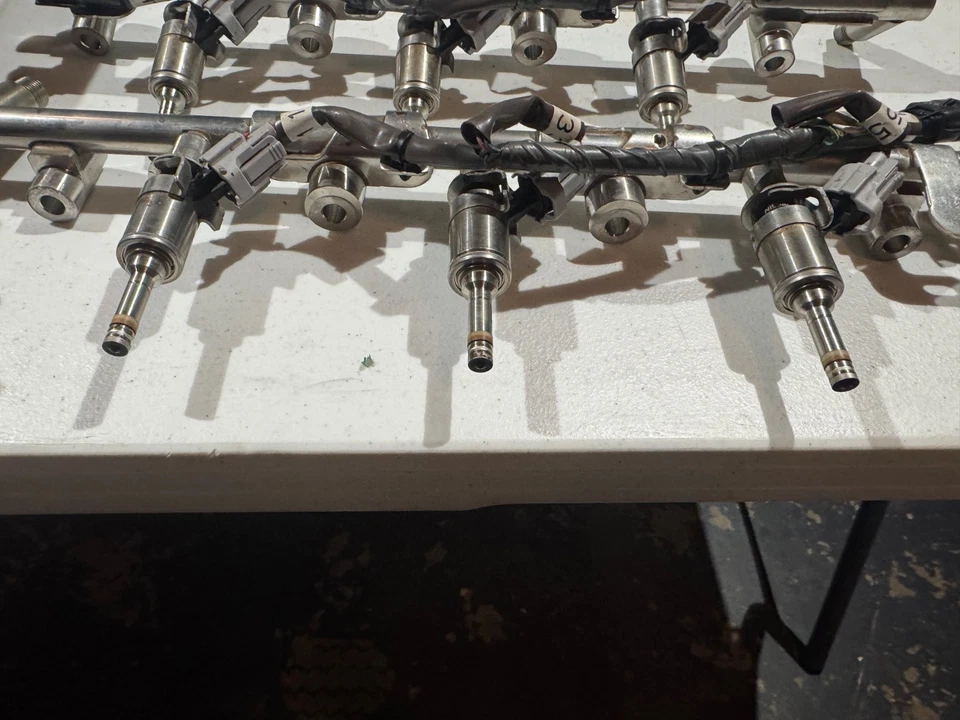 Riel de combustible e inyectores VR30DDTT RH usados OEM Foto 2 de 4