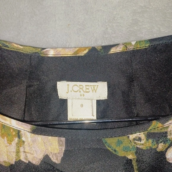 J. Vestido midi floral manga larga Crew para mujer negro y color oliva talla 0 Foto 3 de 4