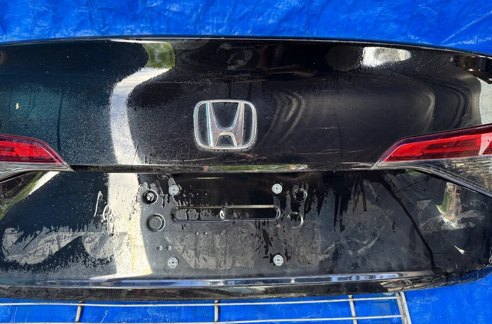 ЧЕРНАЯ КРЫШКА БАГАЖНИКА ЗАДНЕЙ ДВЕРИ HONDA CIVIC (NH731P) 22-25 # OR15-TRS353 - Изображение 3 из 4