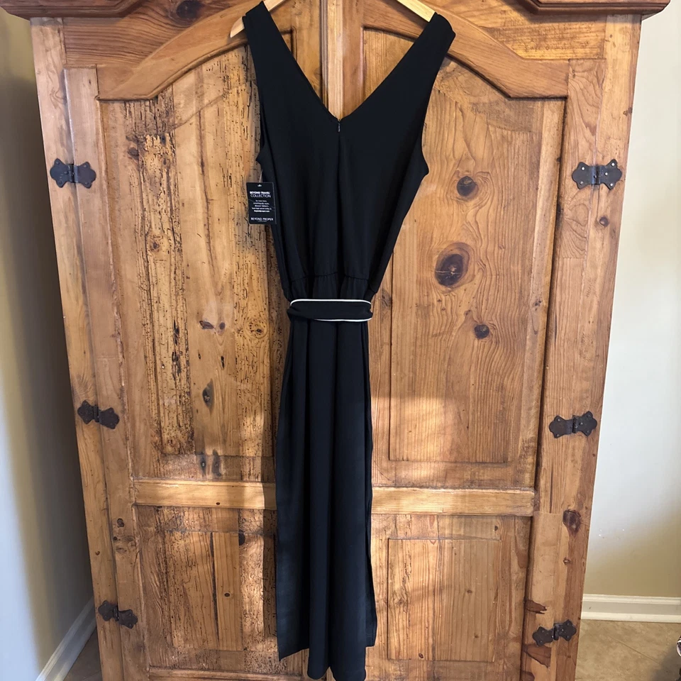 Mono Boston Proper Beyond Travel Collection Cuello en V Negro con Cinturón Talla M Foto 4 de 4