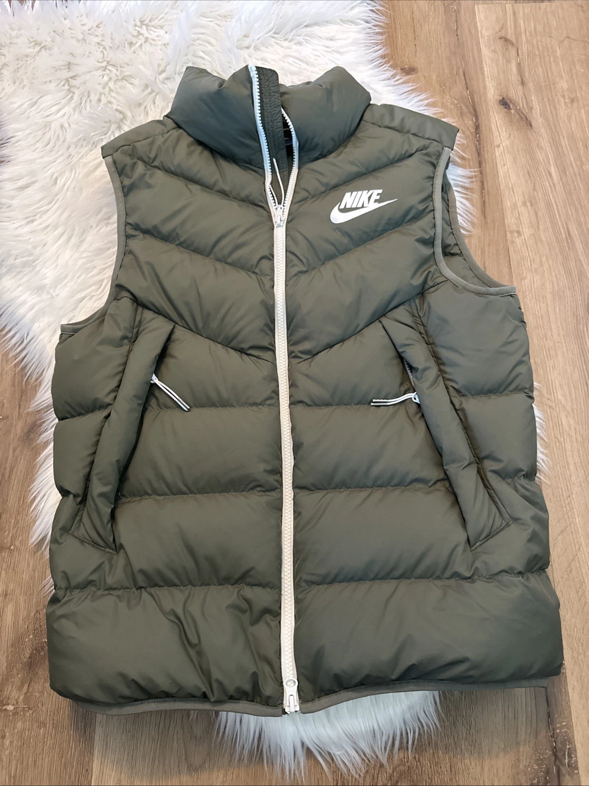 Nike Mens Size Medium Windrunner Down Insulated Puffer Full Zip Green Vest