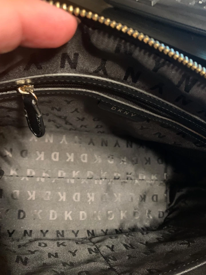 DKNY Black Satchel Handbag with Gold Accents in great condition Foto 4 de 4