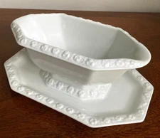 Rosenthal Maria White 12-Sided Classic Rose Gravy Boat With Attached Underplate