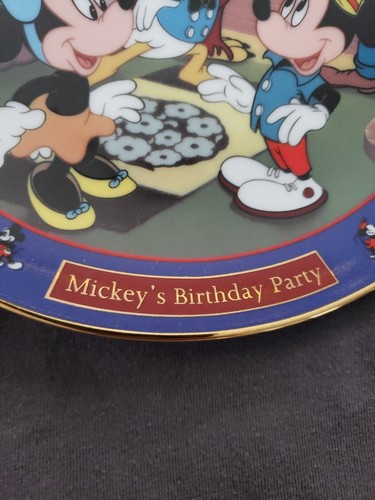 Mickey And Minnie Through The Years Decorative Plate Set. - Picture 16 of 21