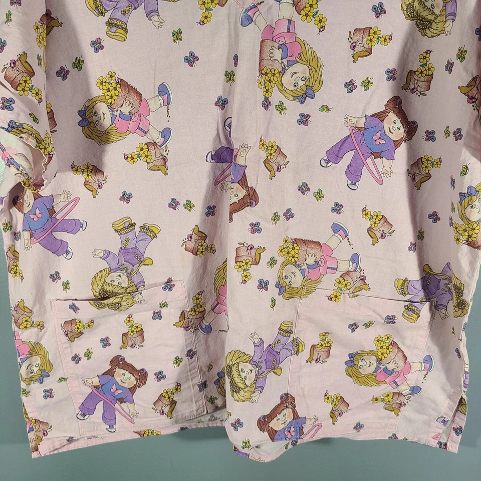 天然制服自然印花磨砂上衣 L 码粉色带女孩和鲜花口袋 — 第 3/4 张图片