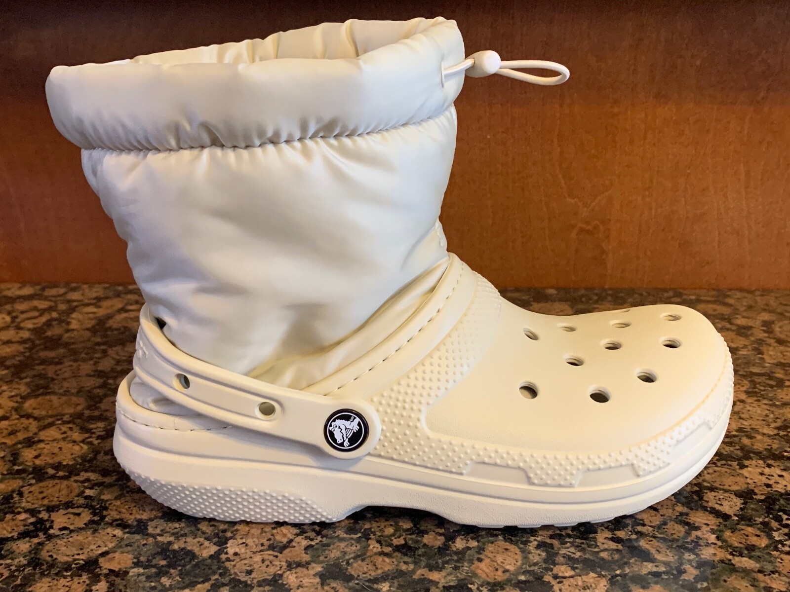 New Unisex Crocs Classic Lined Neo Puff Boots Size 5 Men/7 Women in Bone Color