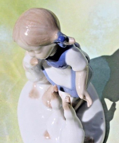 Estatuilla vintage de porcelana niña en trenzas con gansos / goslings, 4,5" de alto - Imagen 8 de 8
