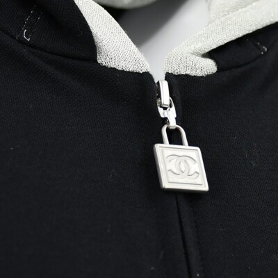 CHANEL - CHANEL スウェット Chanel logo-print cotton sweatshirt – AMORE Vintage Tokyo
