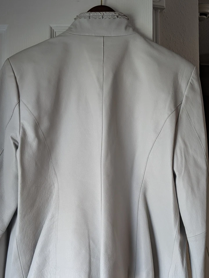 Chaqueta de cuero Pamela Mccoy marfil con cremallera talla grande Foto 3 de 4