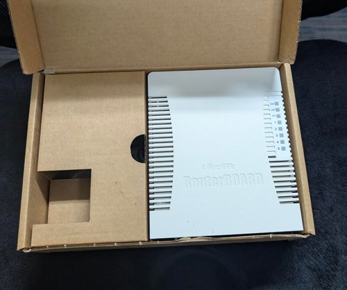 MikroTik RB960PGS hEX PoE 800MHz 128Mo 5xGb SFP L4 - NEUF dans sa boîte - Photo 2/2