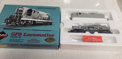 GP9 PHASE III LOCOMOTIVE HO 1/87 PROTO 2000 SERIES 21634 Burlington