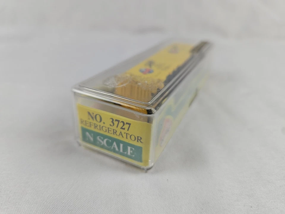 N Scale Model Power 3727 URTC Schlitz Beer Refrigerator Car #93185 - Image 2 of 4