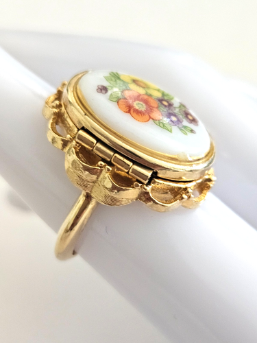 Vintage 1970s Avon Floral Porcelain Locket Ring Goldtone Sz 5-6 -Signed - Picture 3 of 7