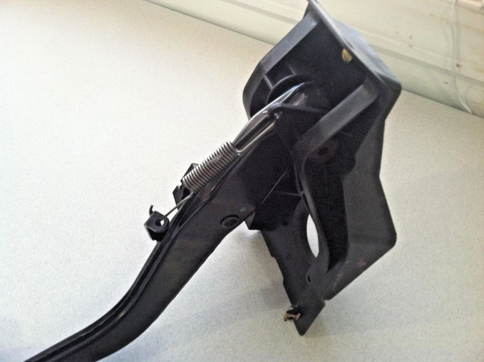 2000-2006 MERCEDES-BENZ W220 S320 S430 ~ BRAKE PEDAL - Image 2 of 4