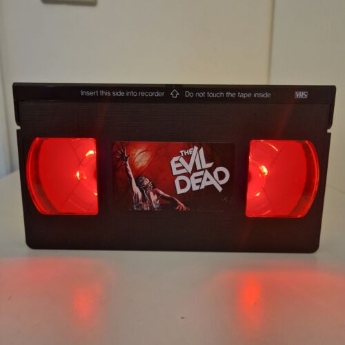 Lampada Videocassetta Horror & Thriller LED VHS Compleanno Natale Idee Regalo Luce Retrò - Foto 35 di 143