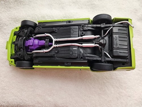 ERTL 1:18 Scale-Diecast 1969 Chevrolet Camaro - Lime Green - Picture 11 of 12