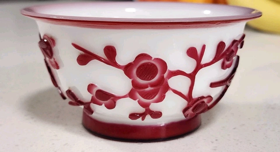 Antiguo cuenco floral chino tallado de vidrio de Pekín rojo profundo dinastía Qing tardía Foto 2 de 4