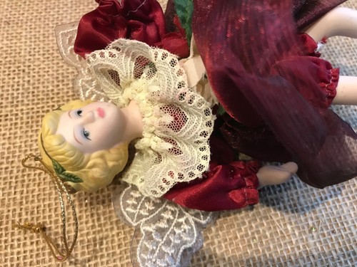 ANGELO DI NATALE BAMBOLA PORCELLANA ORNAMENTO ROSSO BORDEAUX VESTITO PIZZO - Foto 11 di 11